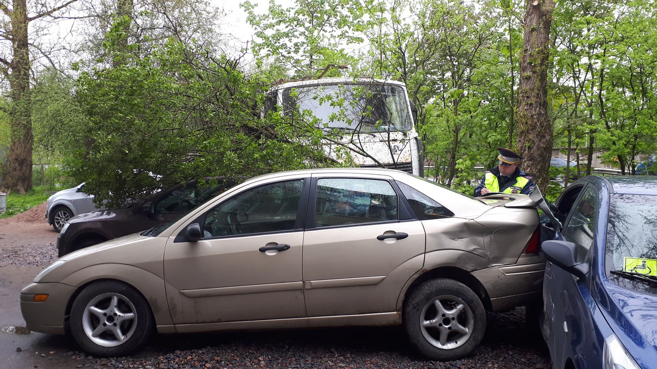 В Сертолово уснувший водитель грузовика смял несколько припаркованных машин