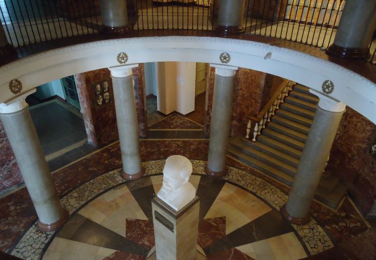 КГИОП добавил в список памятников здание оптического института и сад Молво