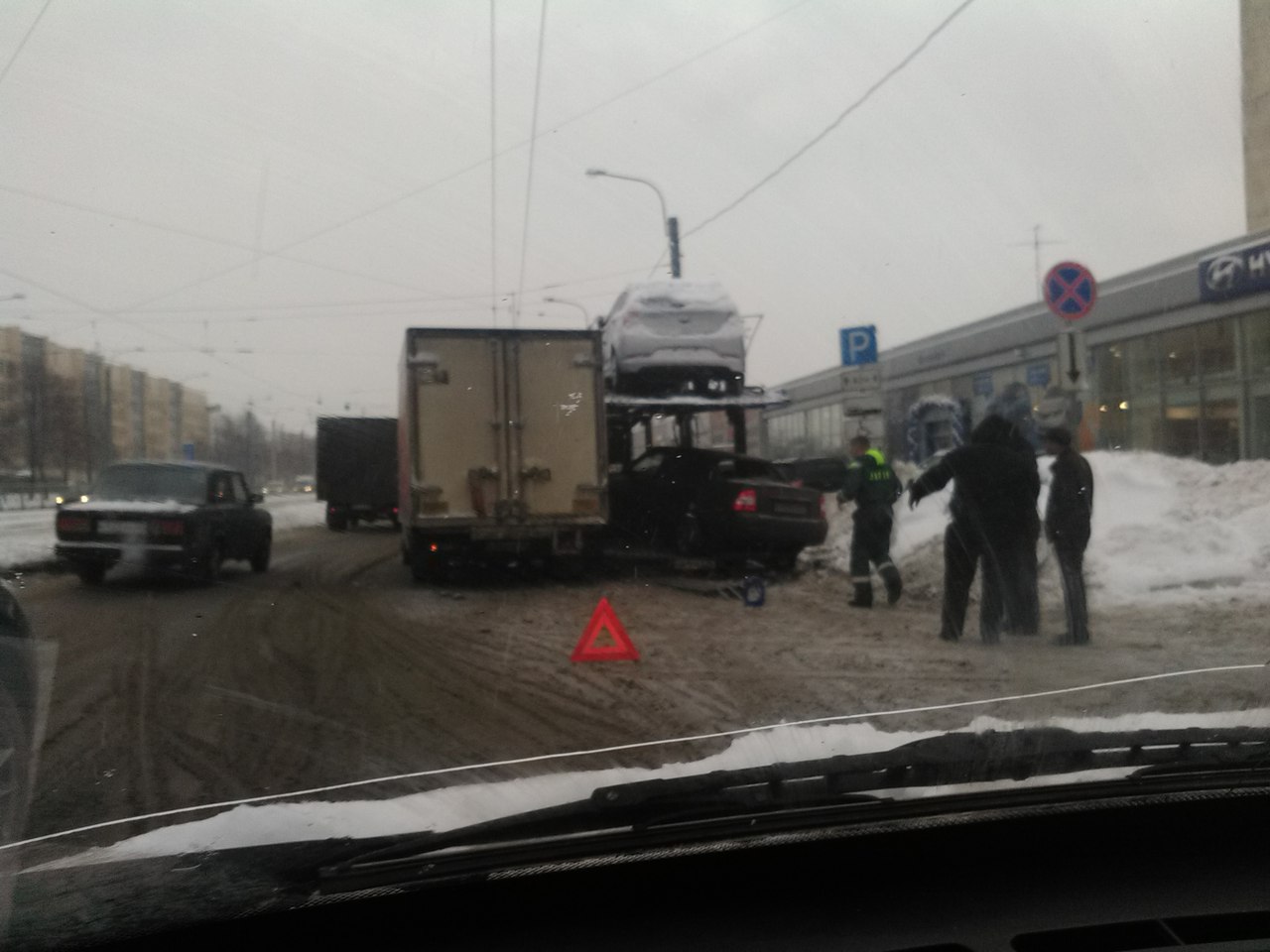 Массовая авария с автовозом, грузовиком и легковушкой произошла на Бухарестской
