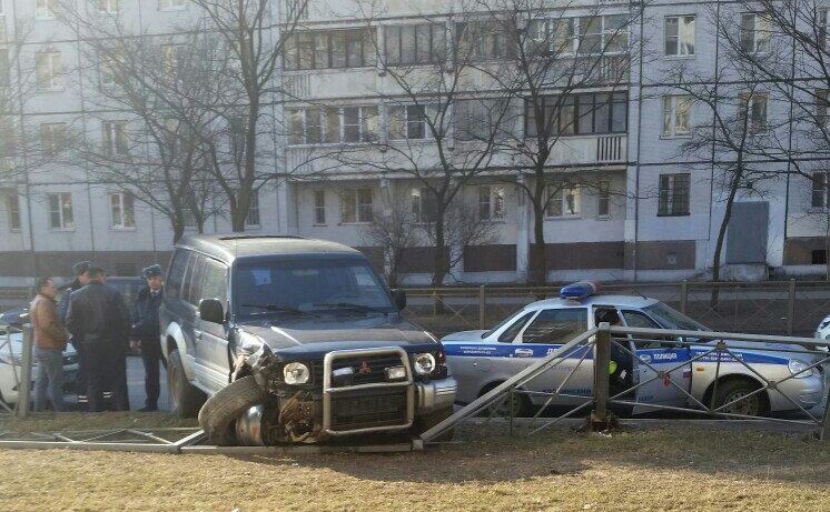 В Петербурге лихач на внедорожнике убегал с места аварии и сбил семью с двумя детьми