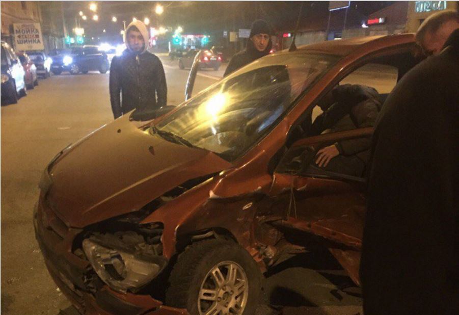 Автомобильное месиво на Васильевском: спасатели вырезали из машины пострадавшего