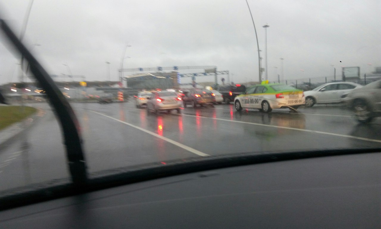 Водители жалуются на "платную пробку" в аэропорту "Пулково"