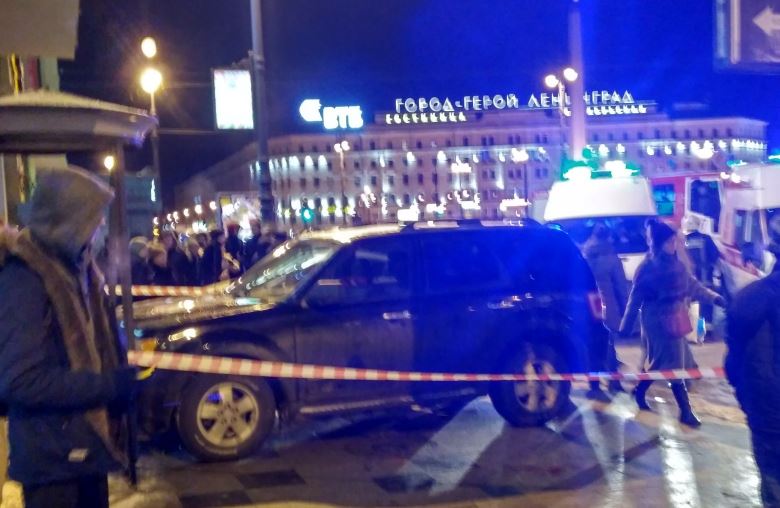 Водитель Ford врезался в толпу на Лиговском из-за судорог