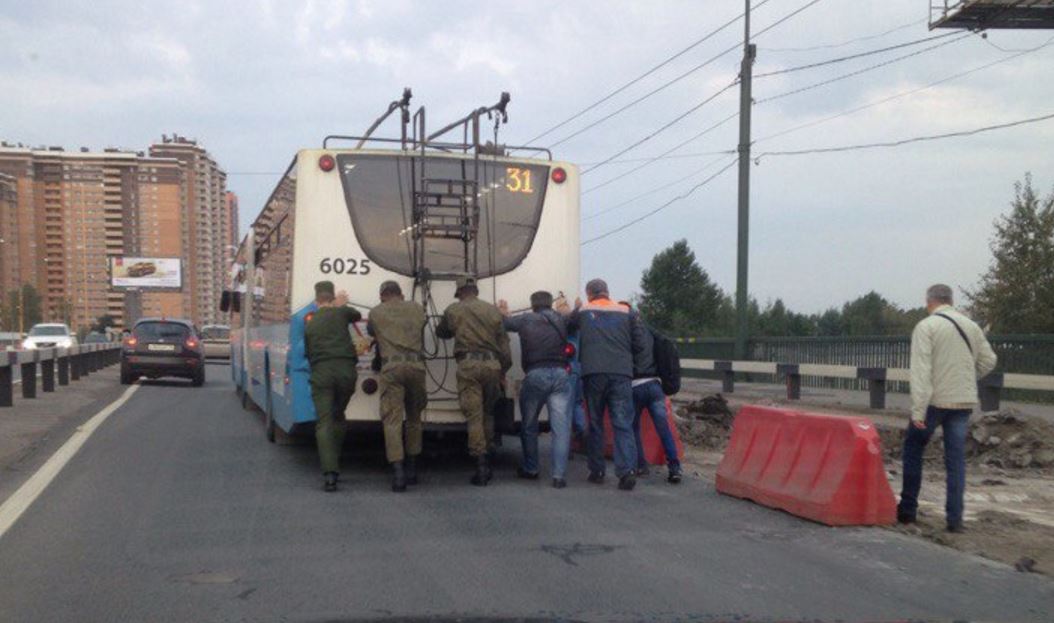 Троллейбус на человеческой тяге: на Кушелевской пассажиры толкали общественный транспорт