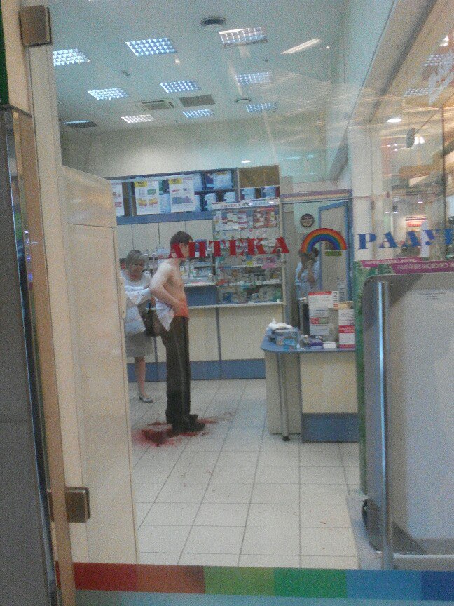 Неизвестный порезал охранника супермаркета в Купчине