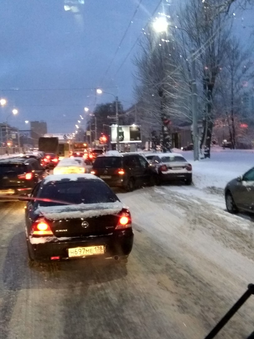 Chevrolet протаранил Hyundai на Светлановском: травмы получила женщина и 5-летняя девочка