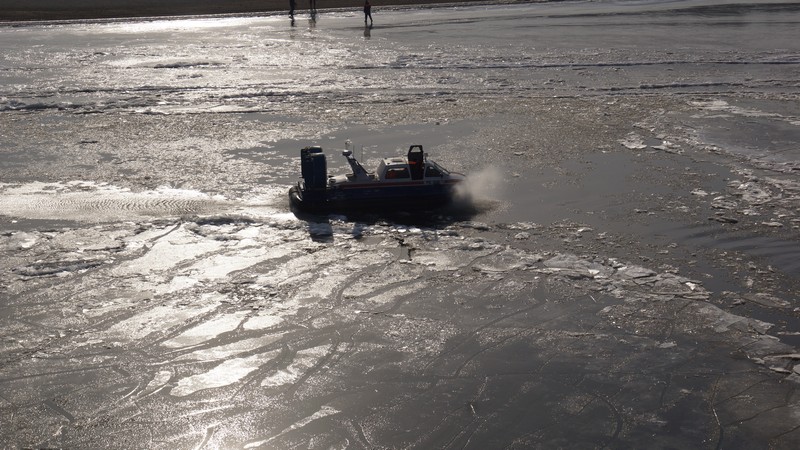 В Хабаровске два ребенка дрейфовали на льдине по реке, пока спасатели не сняли их оттуда
