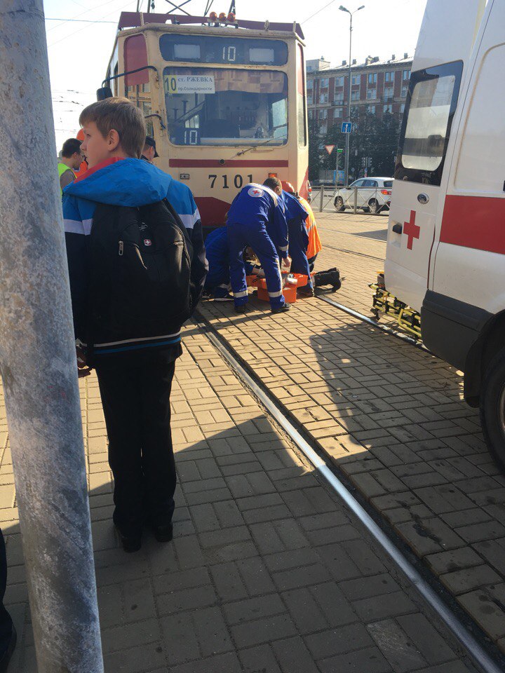 У метро "Новочеркасская" бродяга оказался под колесами трамвая
