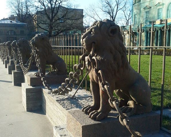 С ограды дачи Кушелевых-Безбородко демонтируют львов