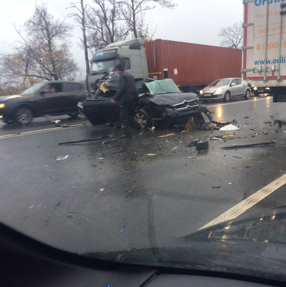 На Московсоком шоссе произошла страшная авария с участием фуры и легковушки 