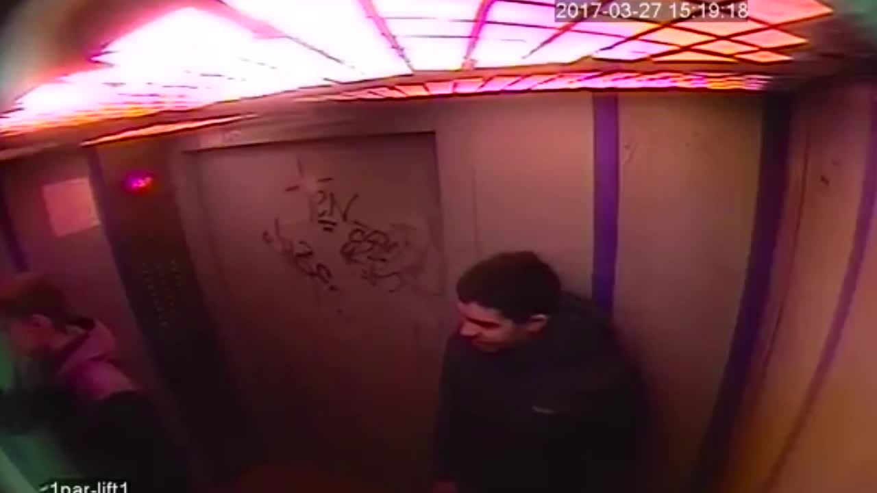 Юные вандалы изрисовали лифт и попали на видео
