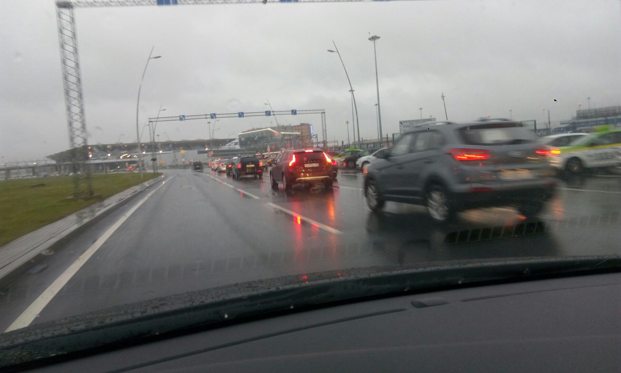 Водители жалуются на "платную пробку" в аэропорту "Пулково"