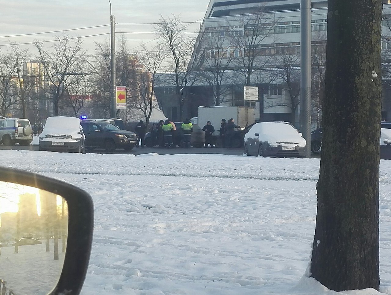 На Ленинском проспекте автомобилисты открыли стрельбу из-за дорожного конфликта