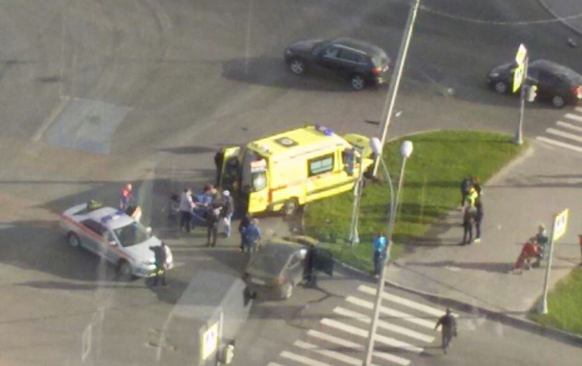 Машина реанимации попала в ДТП на перекрестке Оптиков и Яхтенной: есть пострадавшие