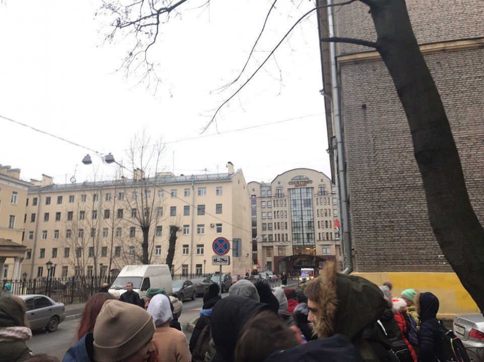 Вслед за школами в Петербурге эвакуируют ТРК и вуз