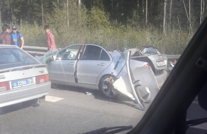 Автожесть на КАД: Пассажира Mercedes зажало после столкновения об Iveco Daily