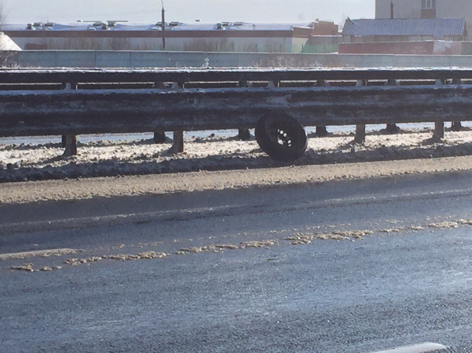Маршрутка потеряла задние колеса на Волховском шоссе