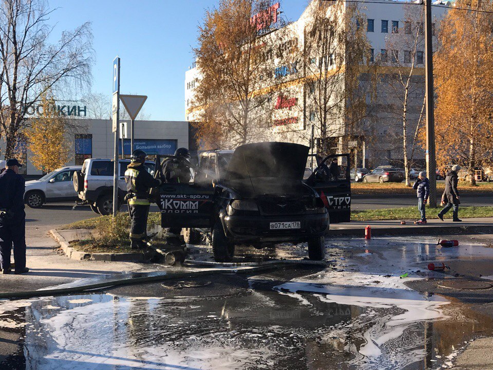 Видео: На Байконурской полностью сгорел автомобиль