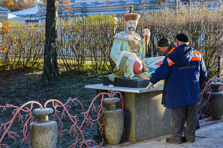В Царском Селе моют и закрывают статуи перед зимовкой (фото)