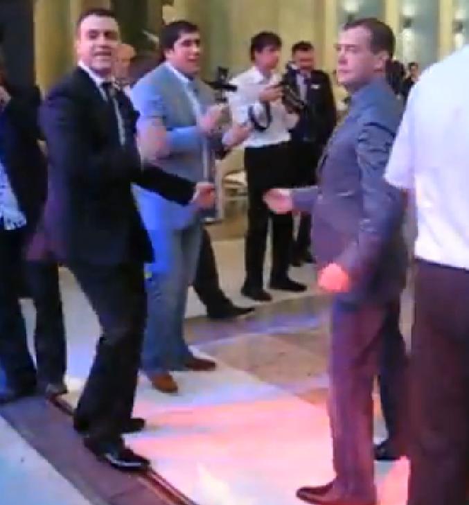 Медведев прокомментировал видео, на котором танцует под известную песню группы «Комбинация»
