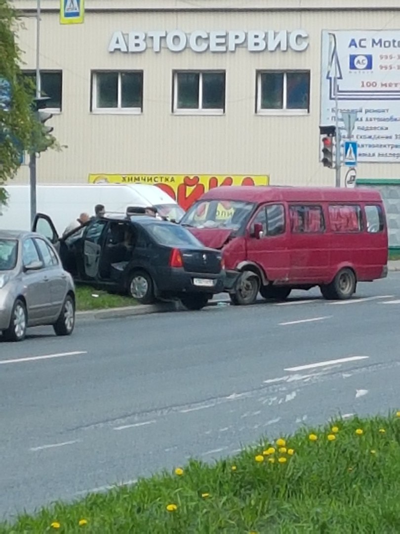 Женщину зажало в машине после столкновения с "Газелью" на Витебском 