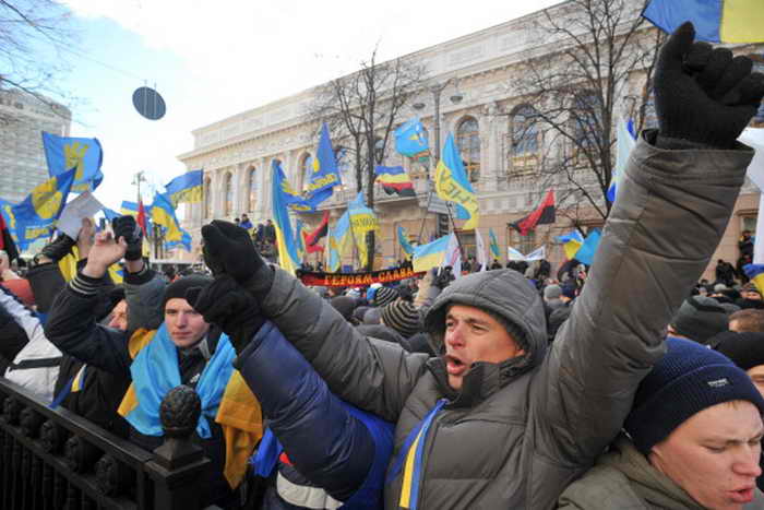 Митингующие у здания украинской Рады