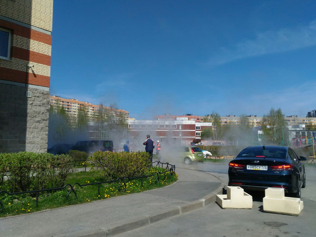 На Рихарда Зорге кипяток заливает машины: фото и видео