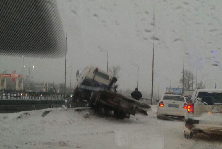 На Пулковском шоссе легковушка перевернулась на крышу в столкновении с грузовиком