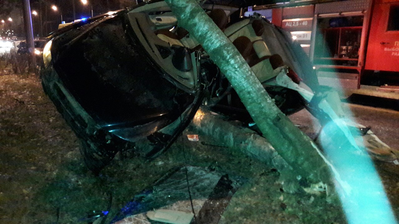 Седан протаранил дерево на Непокоренных: у автомобиля оторвало крышу, есть пострадавшие