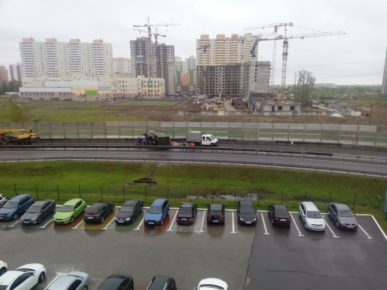 КАМАЗ с мусором перевернулся на КАД и перекрыл съезд на Московское шоссе