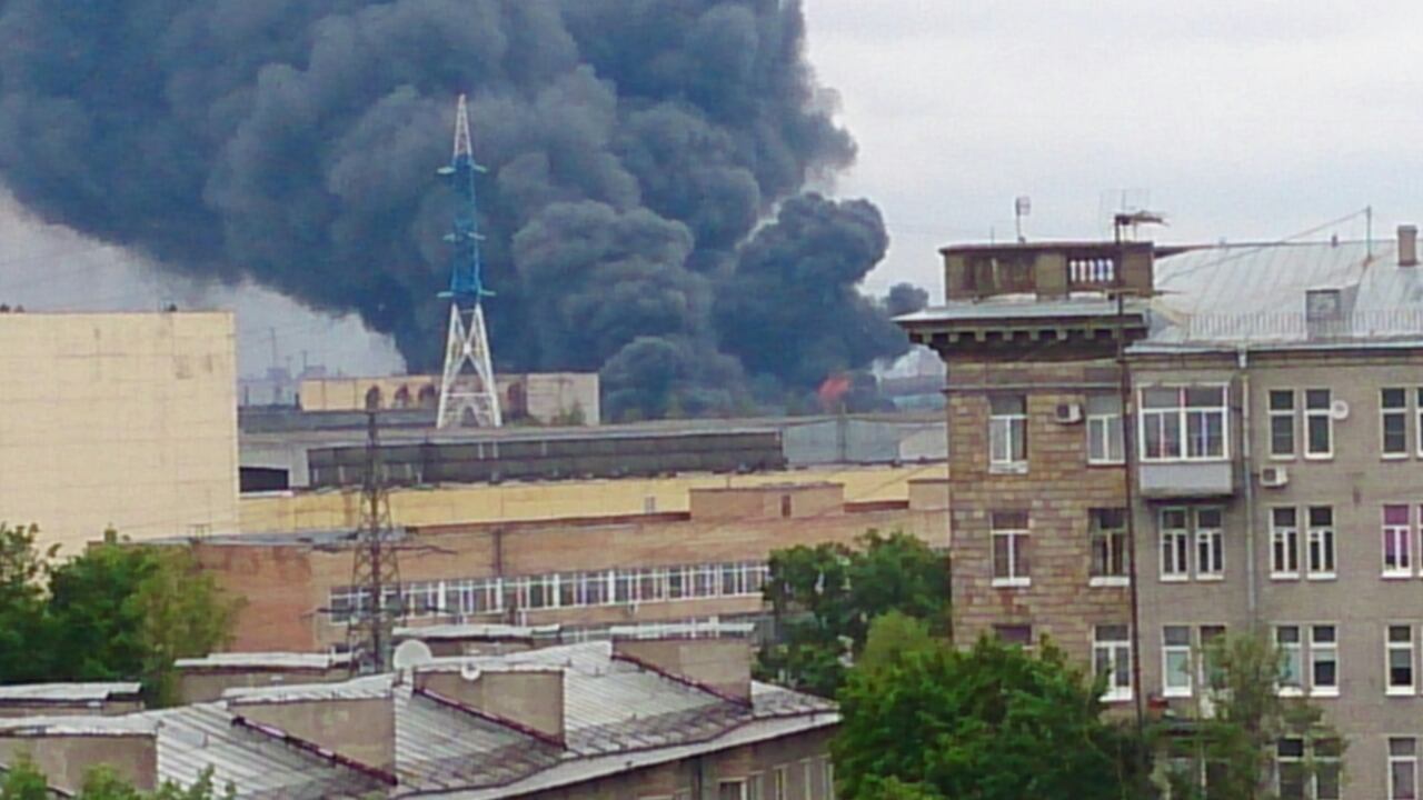 Появилось видео сильного пожара в цехе Кировского завода