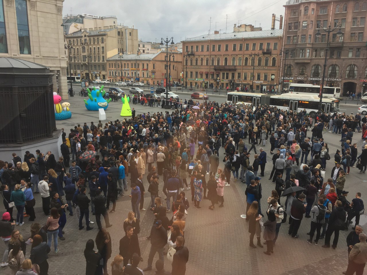 Массовые эвакуации в Петербурге: увеличивается число эвакуируемых ТРК (видео)