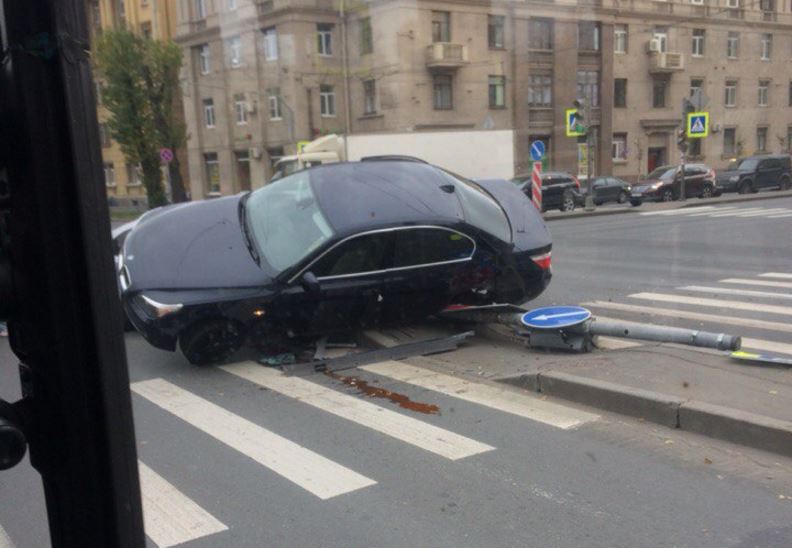На проспекте Стачек BMW залетел на капот Volkswagen и смял дорожный знак