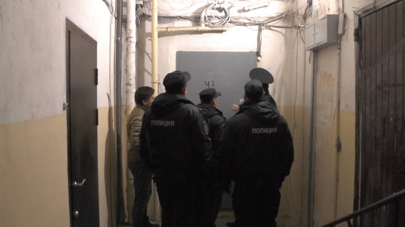 Полиция опубликовала фото поимки 64 нелегалов в расселенном доме на Восстания