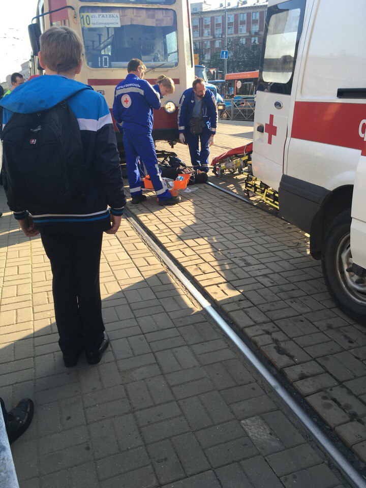 У метро "Новочеркасская" бродяга оказался под колесами трамвая