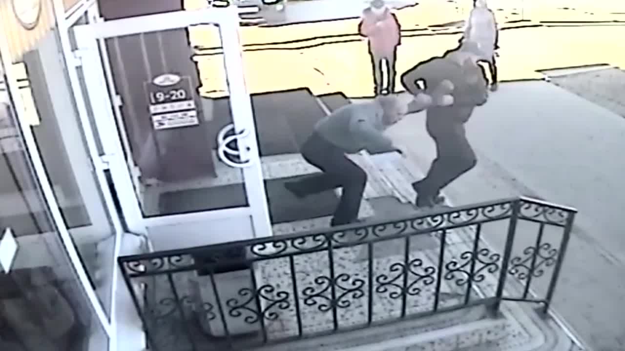 Появилось видео жестокого избиения мужчины в кафе города Волосово