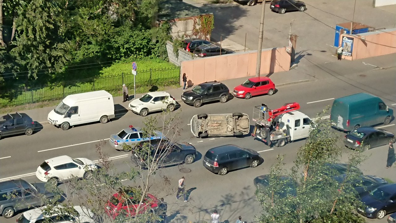 На Васильевском острове машина перевернулась и проехала на боку