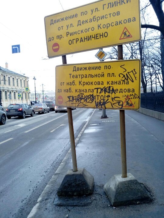 На Васильевском грузовик с ларьком уронил рекламный щит на тротуар