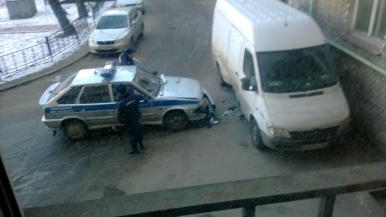 Машина вневедомственной охраны врезалась в припаркованный мини-грузовик на Стачек