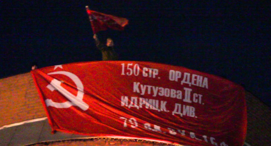 Активисты вывесили Знамя Победы