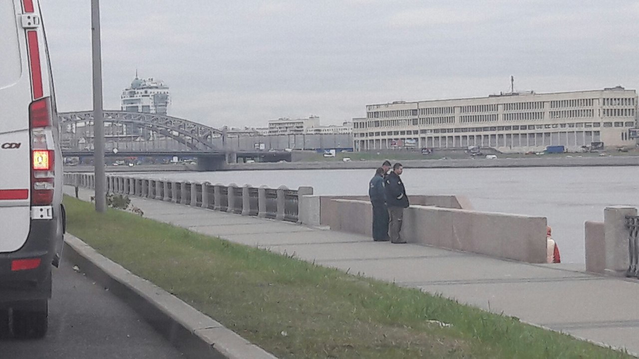 Молодой человек нырнул в Неву с моста Александра Невского