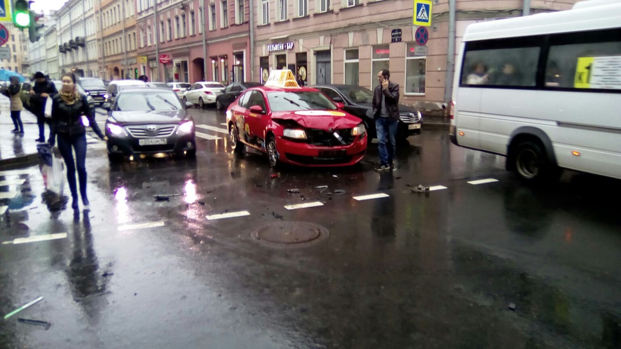 Такси перевернуло иномарку на перекрестке Фонарного и Декабристов