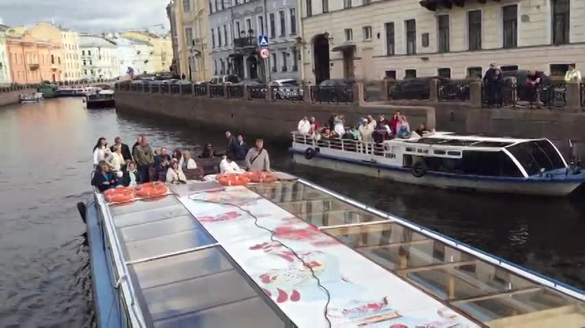 Пробка по-петербургски: на Мойке образовался затор из-за застрявшего катера