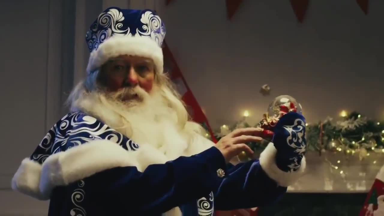 Русские хакеры взломали Рождество: в праздничном видео Дед Мороз связывает Санту