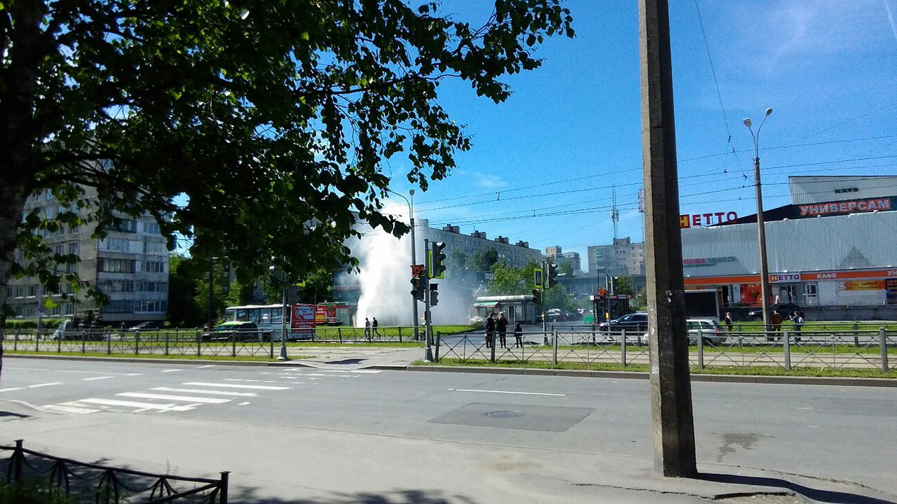 Видео: на Купчинской из прорванной трубы забил фонтан