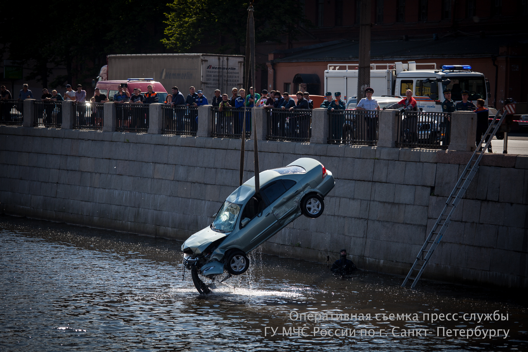 Какой машины падают. Машина в воде авария. Машина тонет. Машина упала в воду. Машина падает в воду.