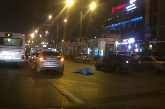 На Коломяжском проспекте пешеход-нарушитель погиб под колесами автомобиля