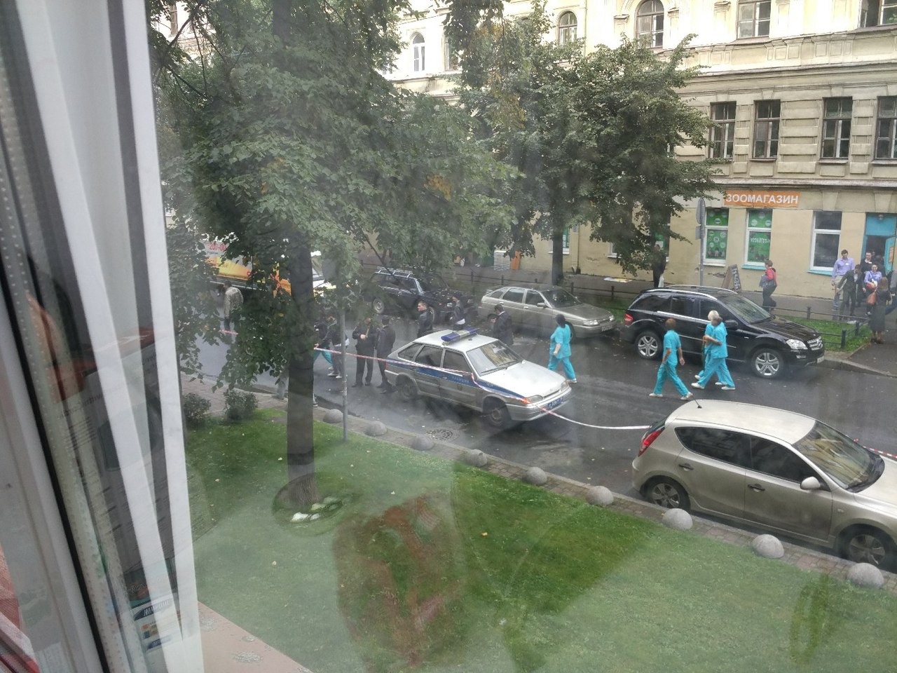 ТЦ Петербурга начали открывать после массовой эвакуации 