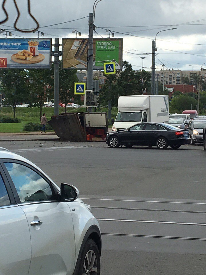 На Петергофском шоссе хлебовозка рассыпала булки по дороге после ДТП