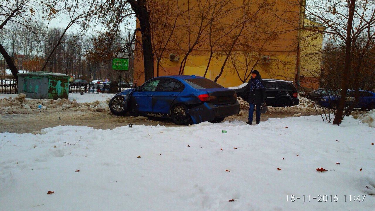 На углу Александра Матросова и Лесного BMW сбил пешехода и светофор